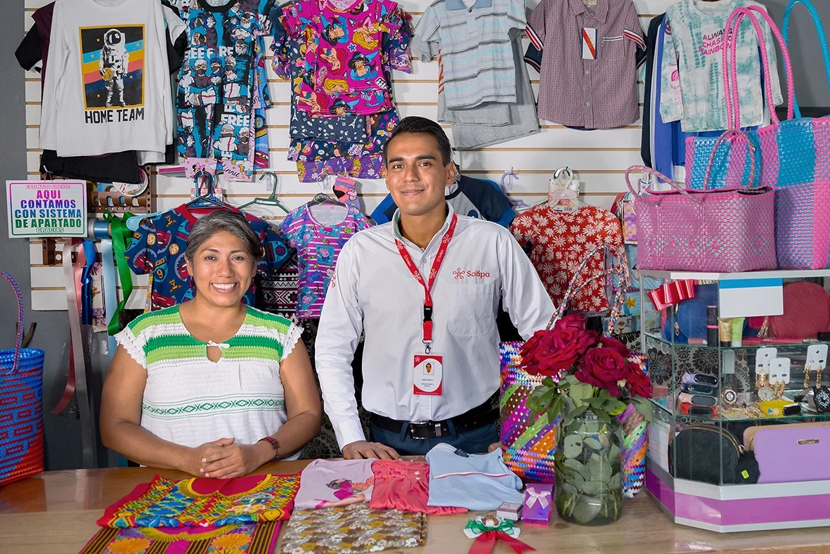 Asesor y comerciante en un negocio local