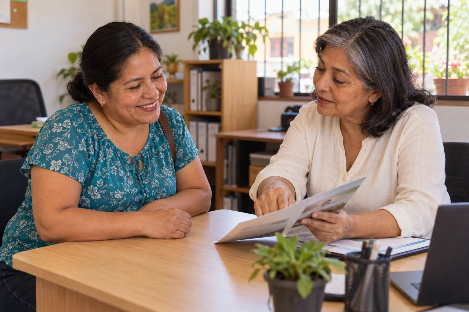 Socia y asesora revisando información en una caja de ahorro